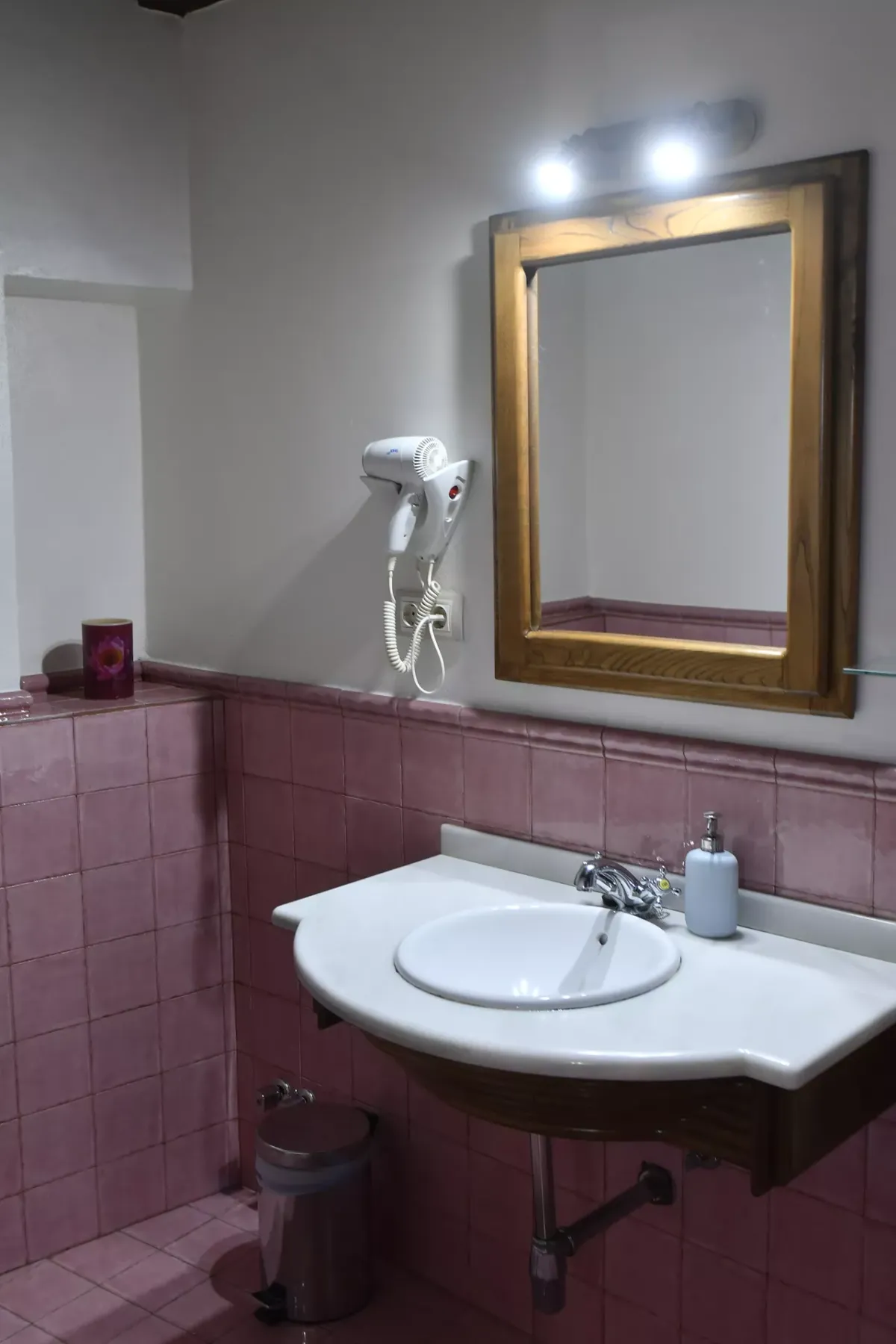 Habitación 1: baño con lavabo y espejo